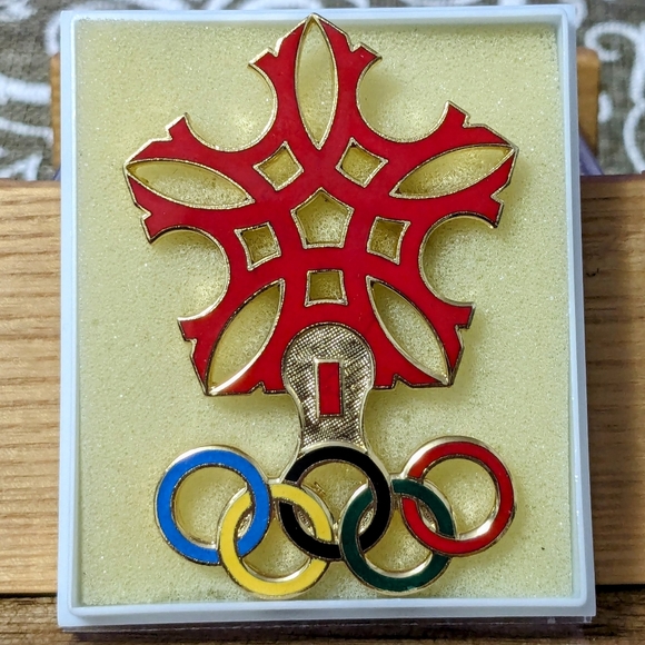 1988 Calgary Olympics Pin - Large Vintage Olympic Rings and Snowflake Brooch - Picture 1 of 6